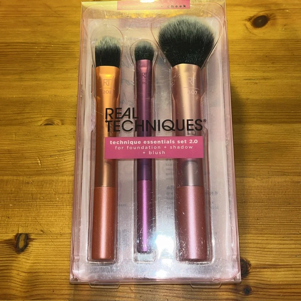Real Techniques Essentials Set 2.0 • Foundation + Shadow + Blush Brushes • Vegan